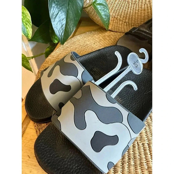 Boys size 2/3 & 5 Slip on Flip flops - Picture 2 of 7